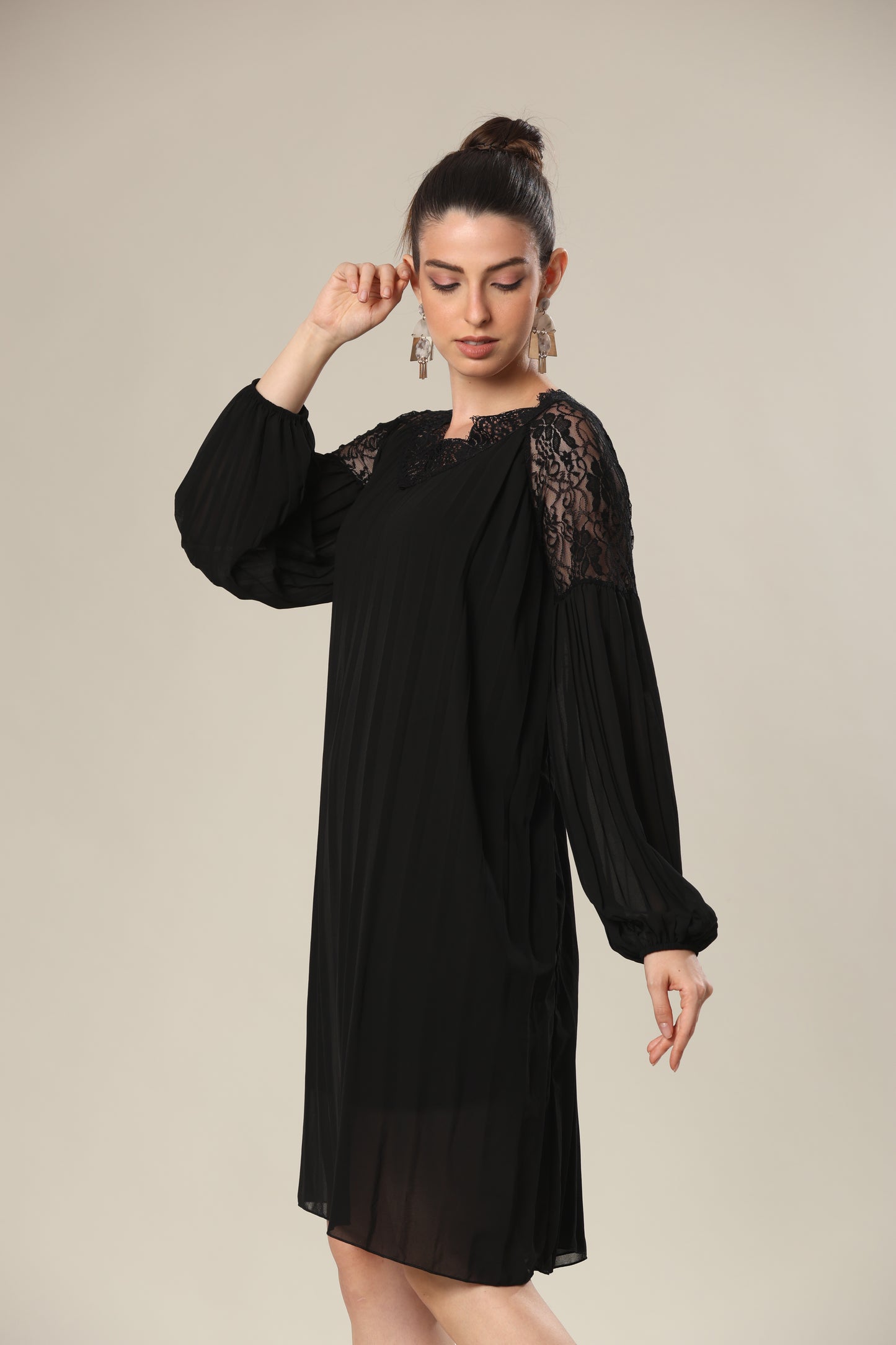 Stylishly Pleated Charming Lace Touch Dress